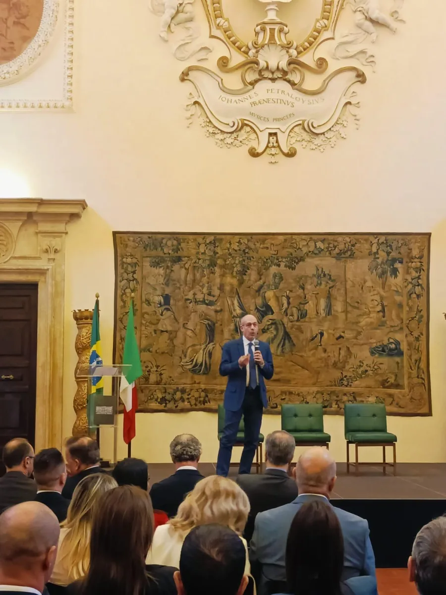 Carlo Dugo parla durante un incontro pubblico