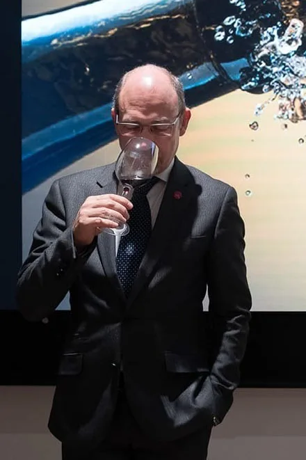 Carlo Dugo degusta un vino durante un incontro di formazione
