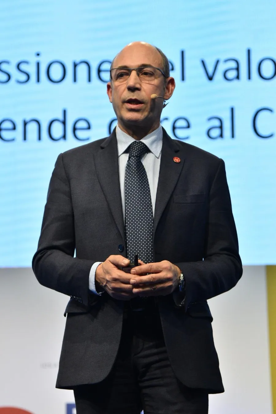 Carlo Dugo interviene sul palco durante un convegno
