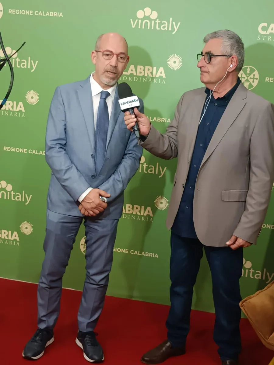 Carlo Dugo durante un'intervista a Vinitaly per la Regione Calabria